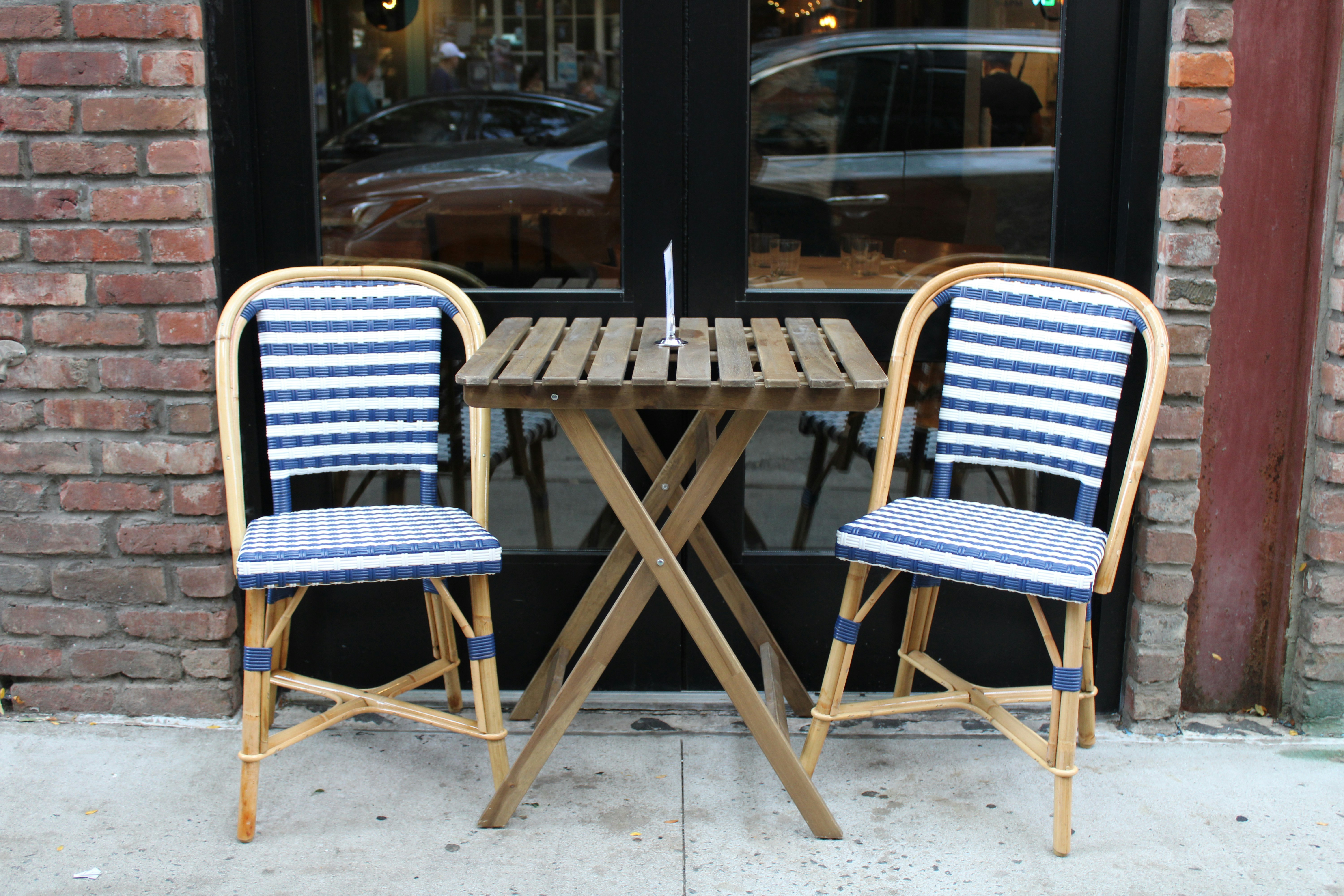 duas cadeiras e uma mesa na calçada