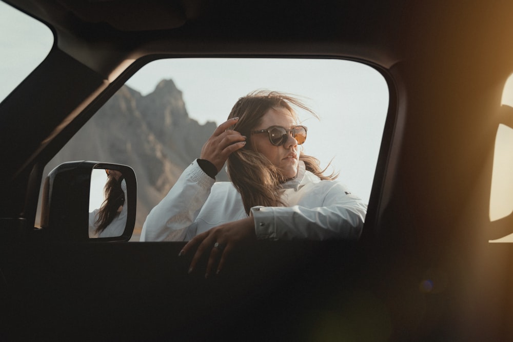 eine Frau in einem Auto, die mit einem Handy telefoniert