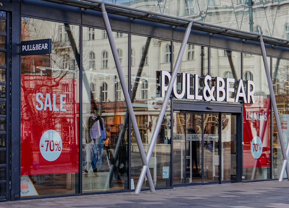 「Pull & Bear」と書かれた看板のある店先