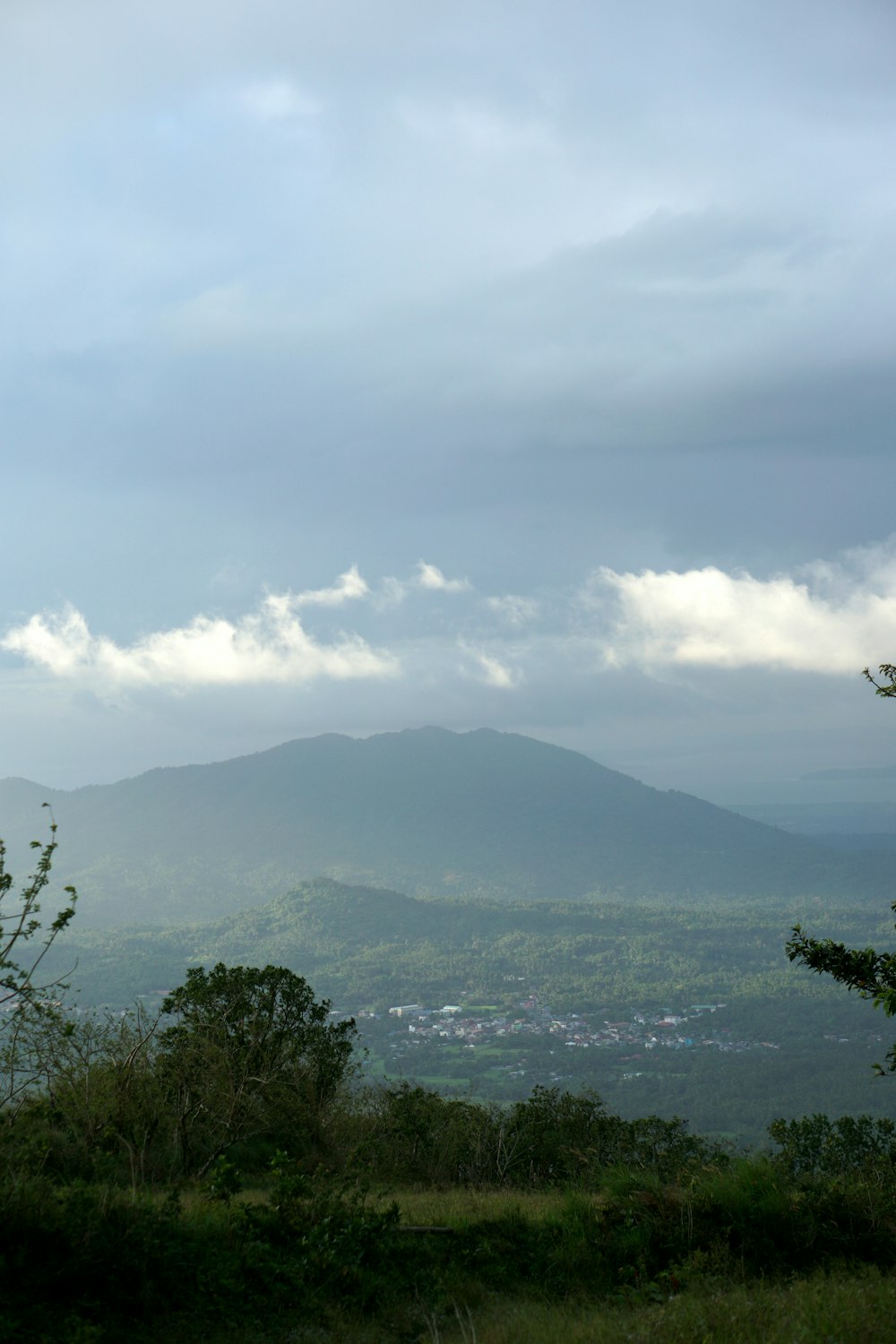 Blick auf ein Gebirge mit Wolken am Himmel