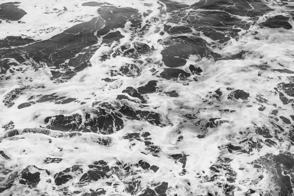 Una foto en blanco y negro de las olas del océano