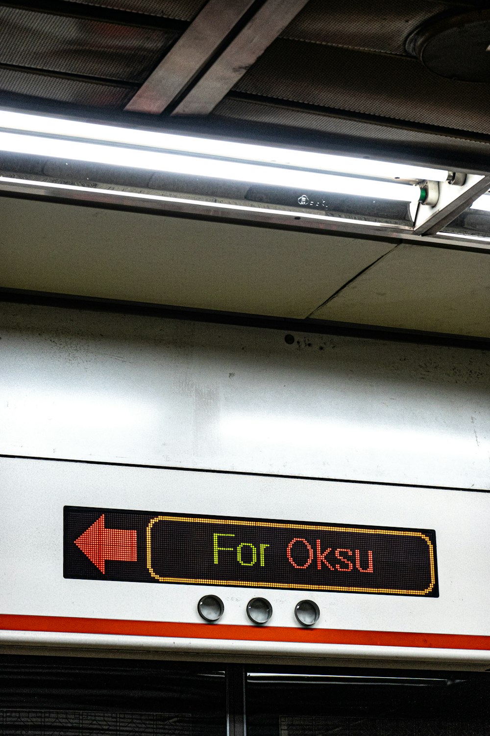 a sign on the side of a train that says for oksu