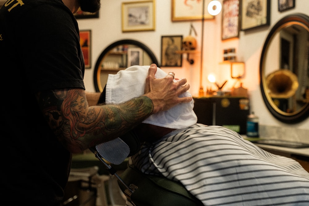 Ein Mann, der sich in einem Friseursalon die Haare schneiden lässt