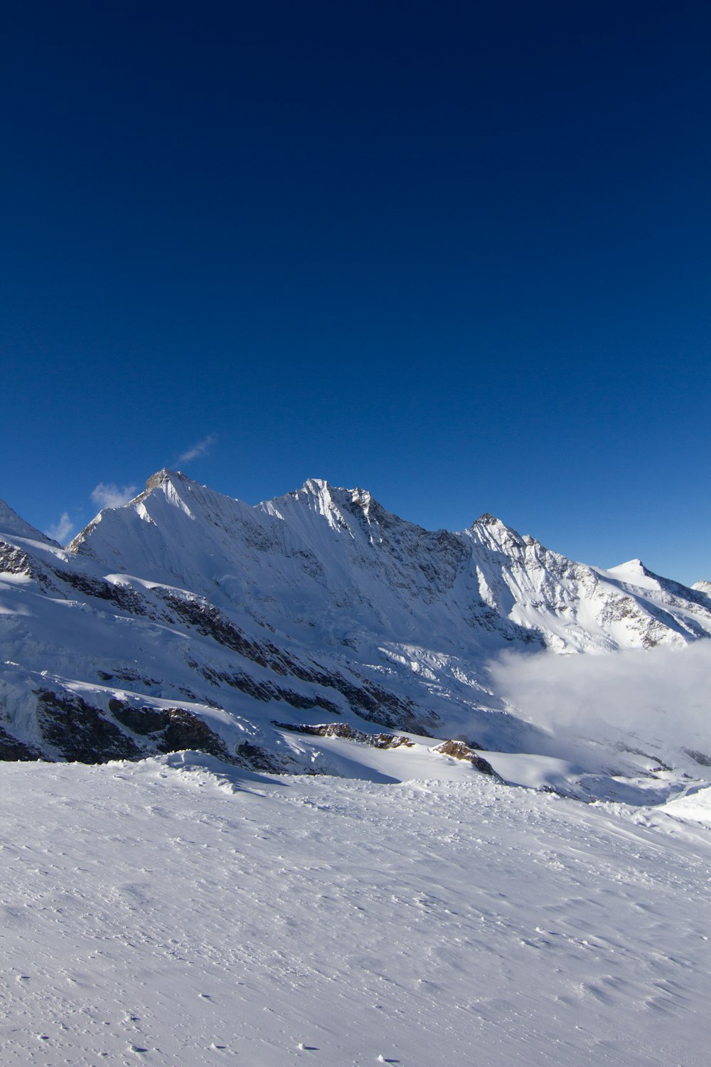 雪に覆われた斜面の上でスキーを滑る男性