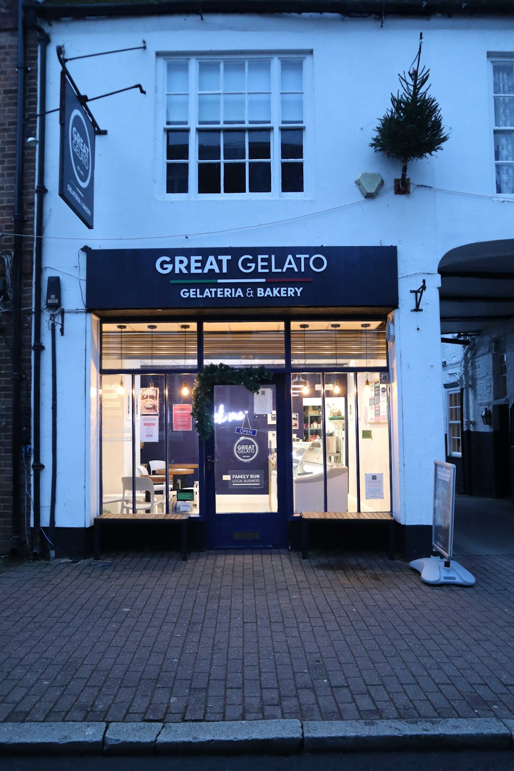 una fachada de tienda con un letrero que dice Great Gelato