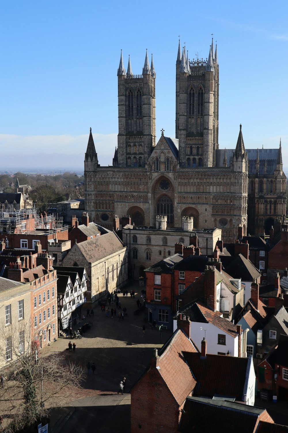 Una veduta di una città con una cattedrale sullo sfondo