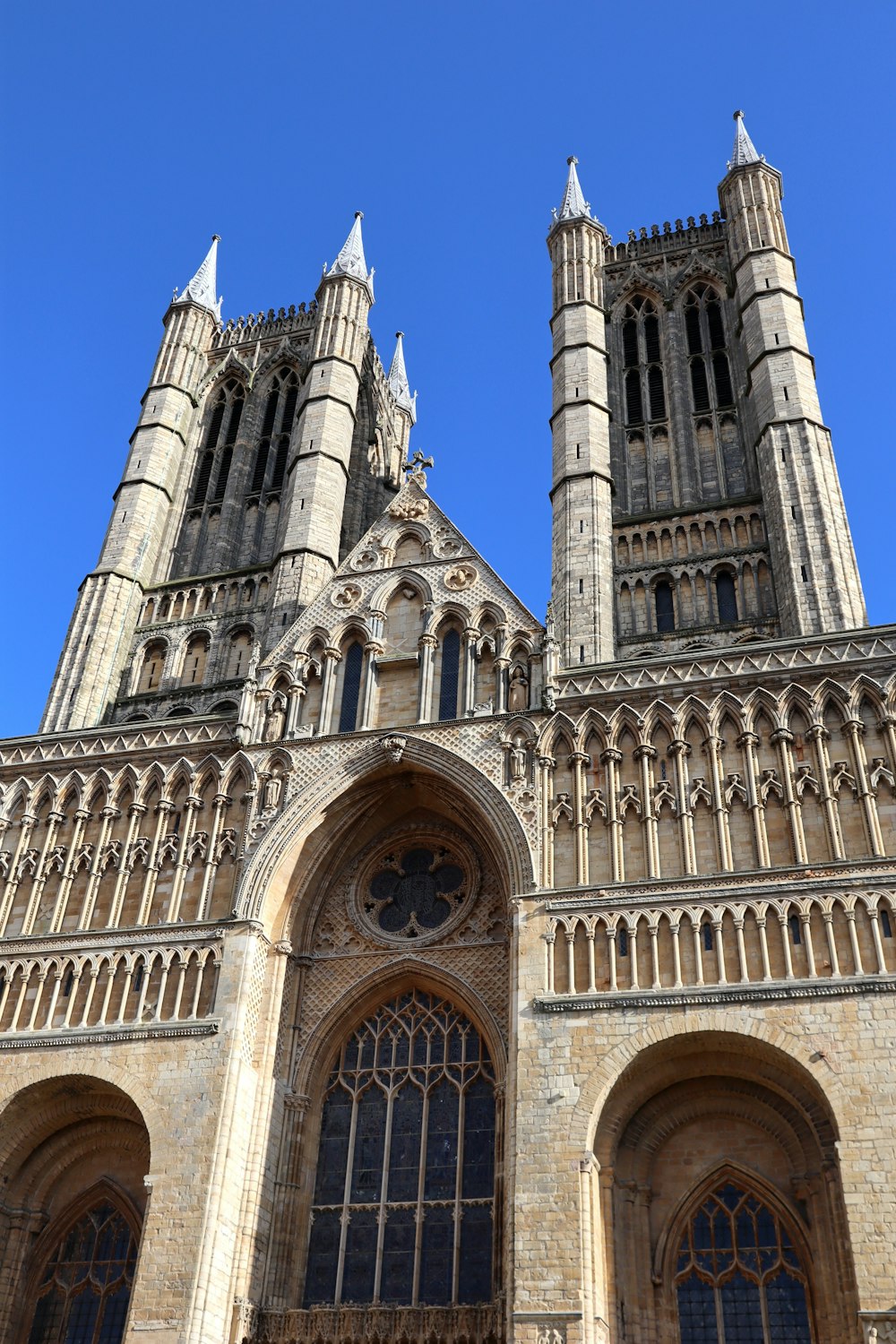 eine sehr hohe Kathedrale mit zwei massiven Türmen