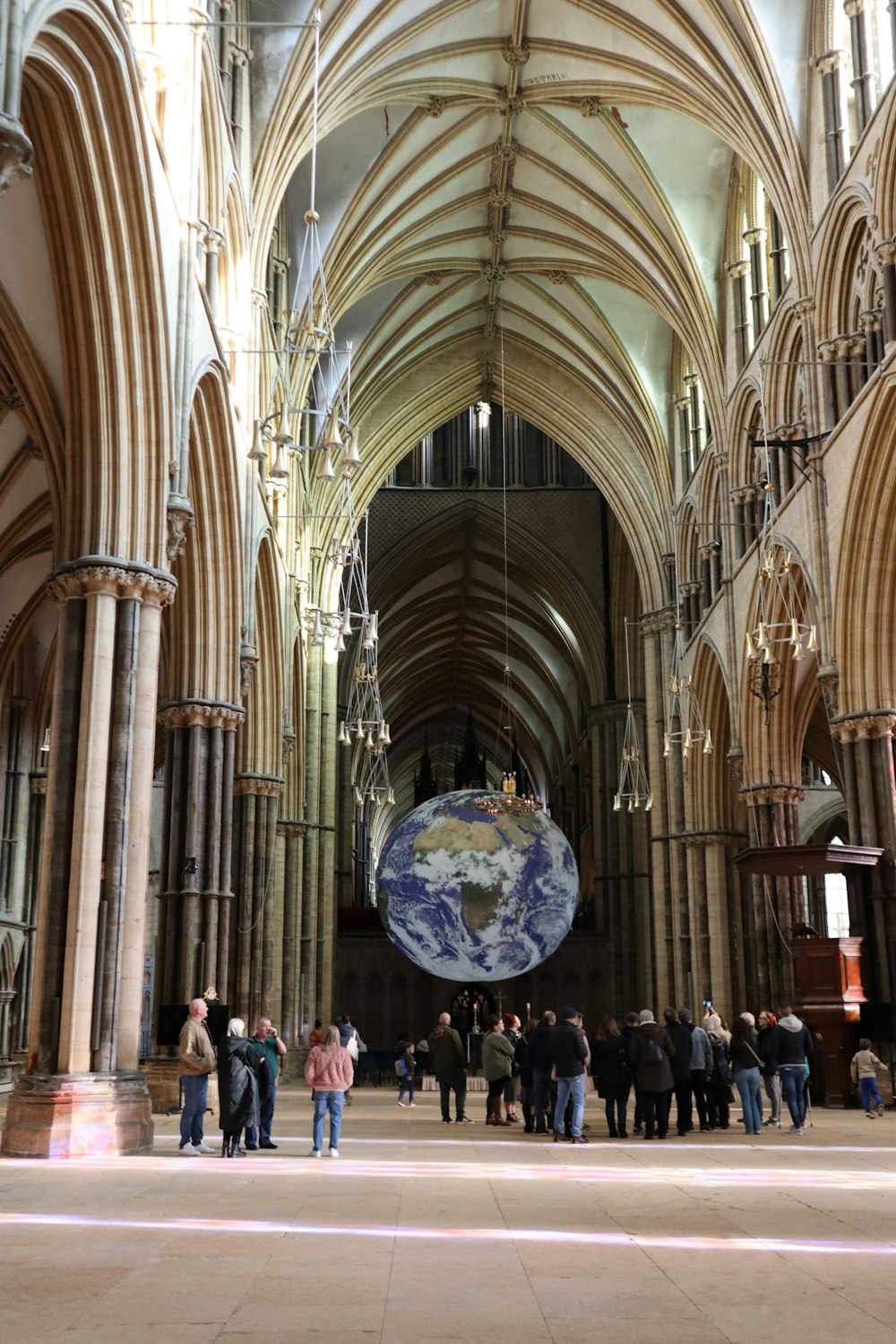 um grupo de pessoas em pé em uma grande catedral