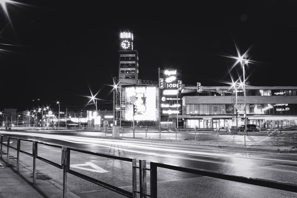 uma foto em preto e branco de uma cidade à noite