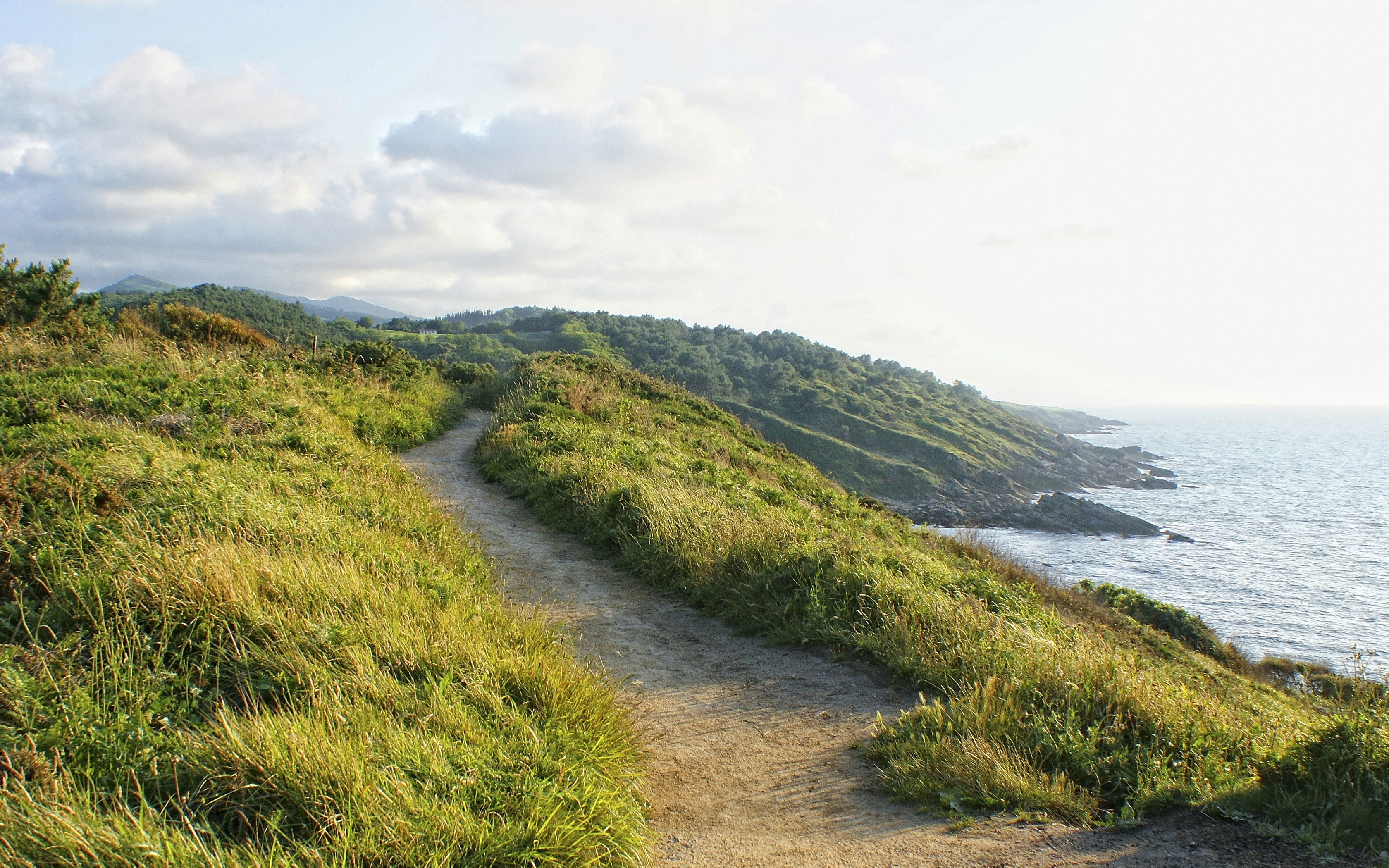 jalan setapak mendaki bukit ke laut