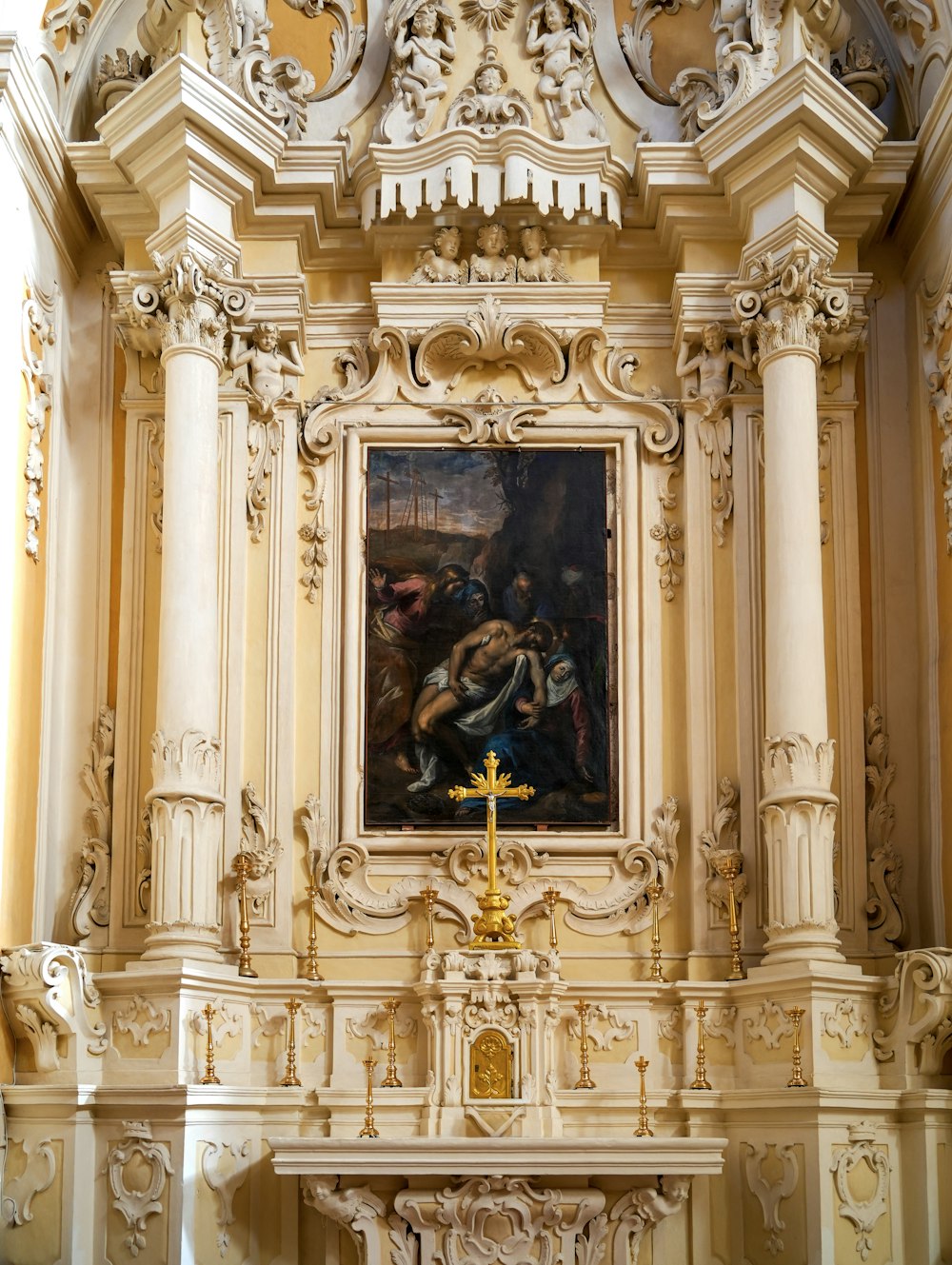 Un cuadro en la pared de una iglesia