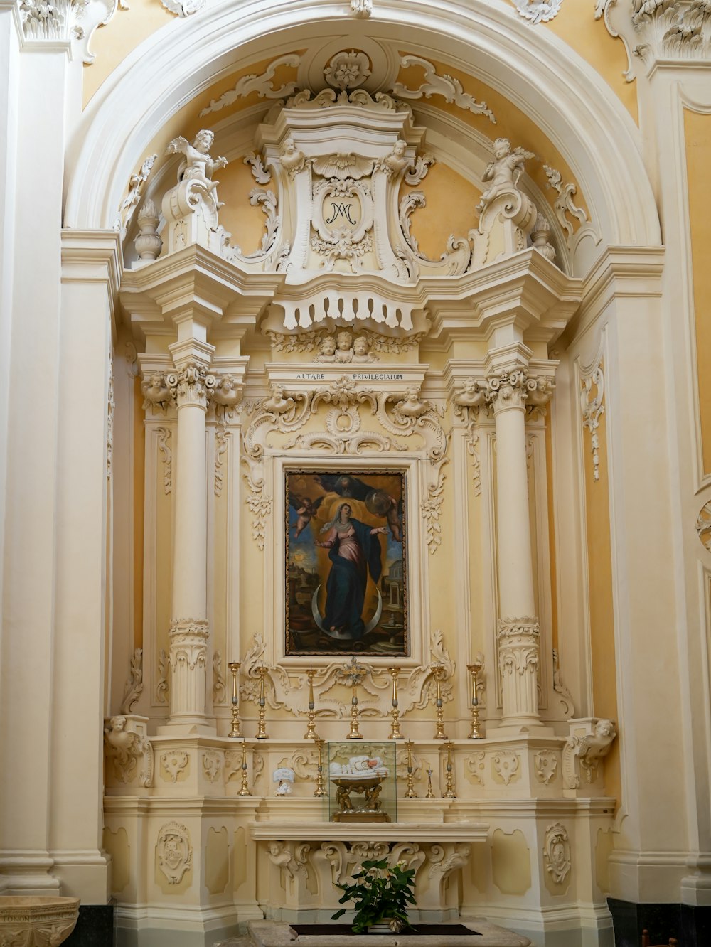 Un cuadro en la pared de una iglesia