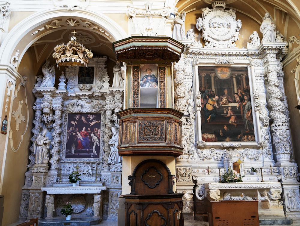 una iglesia con un reloj y pinturas en la pared