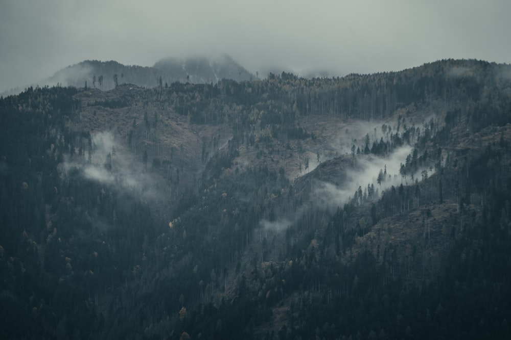 une montagne couverte de brouillard et de nuages bas