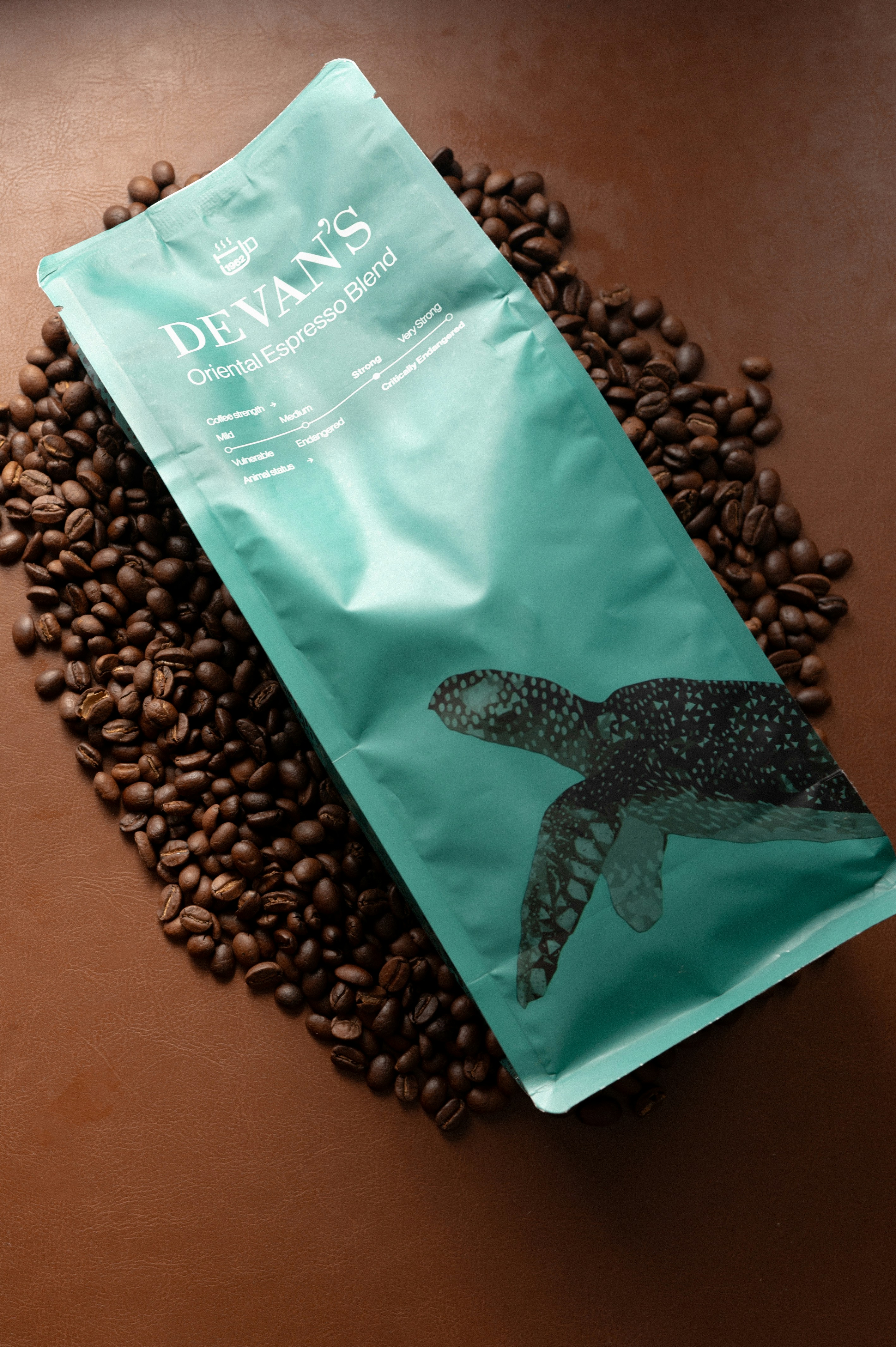 una bolsa de café encima de una pila de granos de café