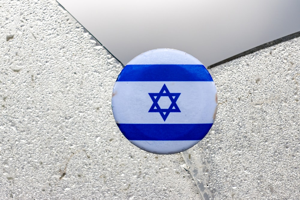 Ein Knopf mit der Flagge Israels darauf