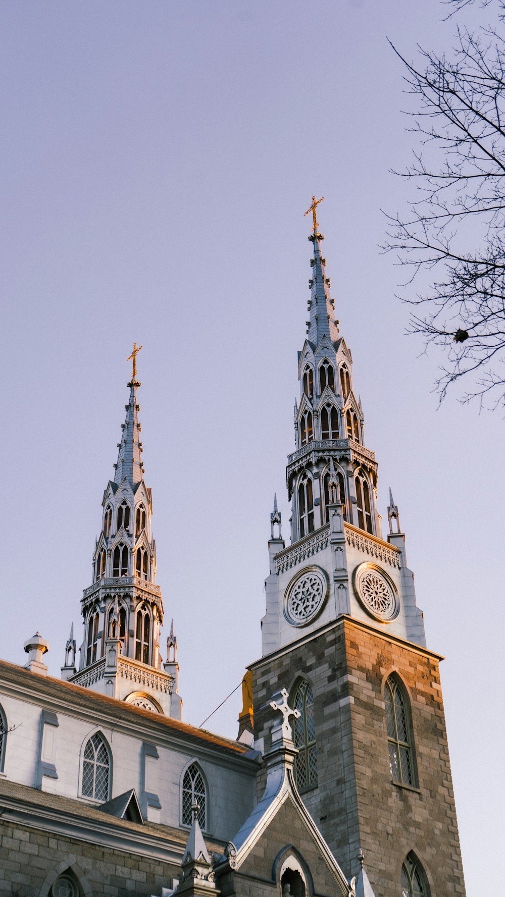 eine Kirche mit zwei Türmen und einem Glockenturm