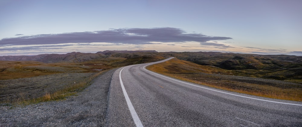 una strada vuota in mezzo al nulla