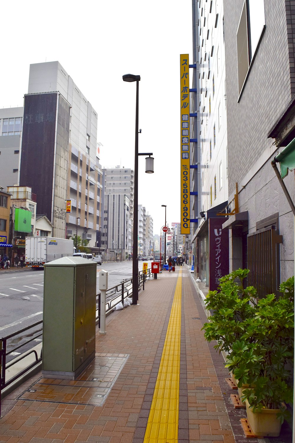 a sidewalk with a yellow line on the side of it