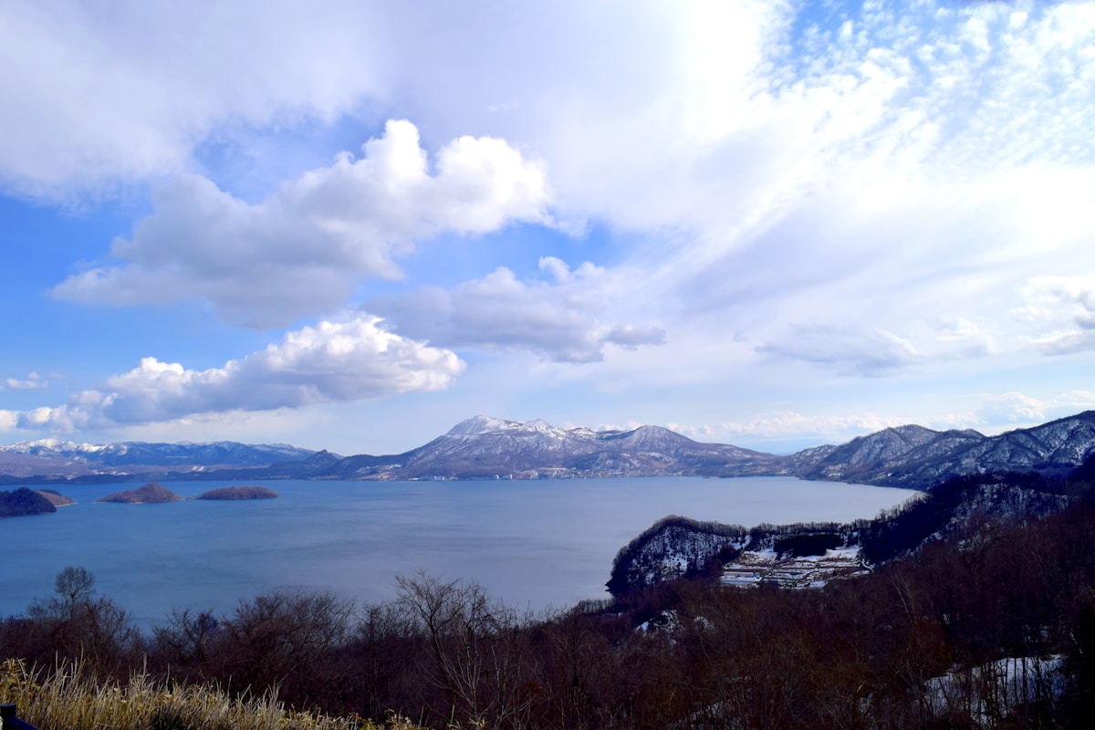 山巒環抱的洞爺湖湖景，晴朗開闊