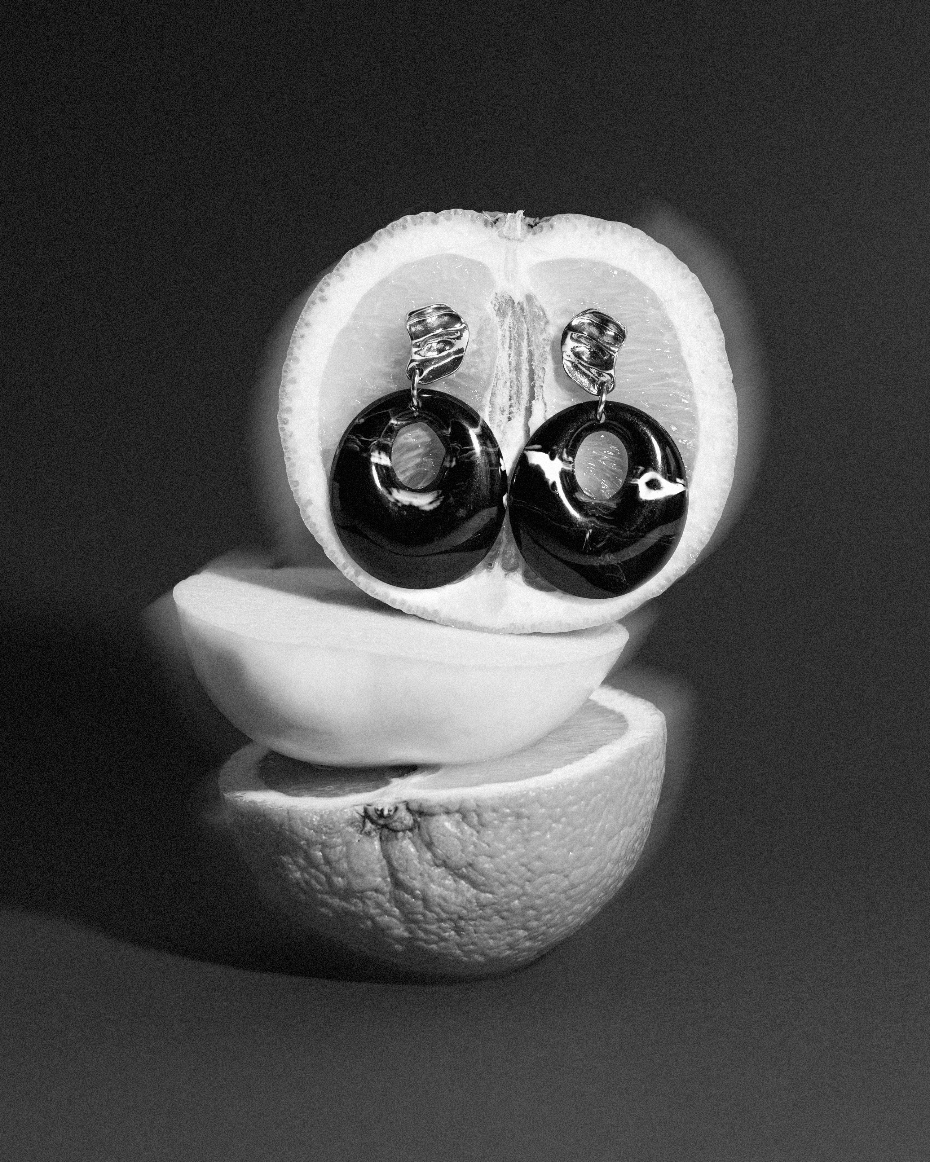 une photo en noir et blanc d’une orange