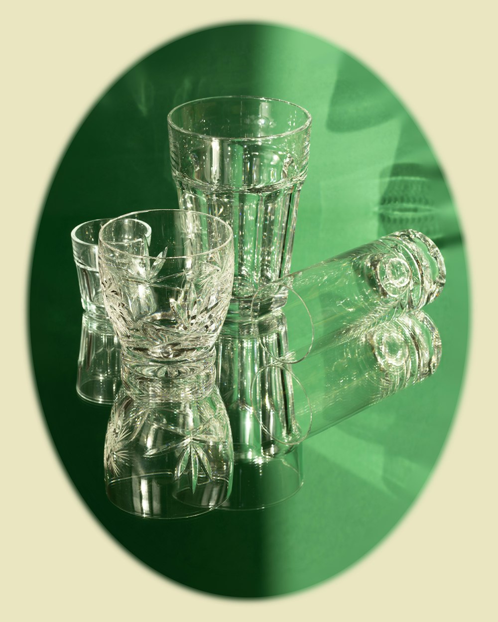テーブルの上に置かれたガラスの花瓶群