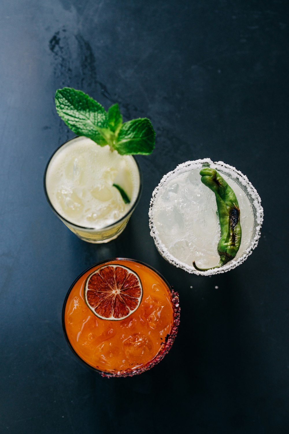 a couple of drinks sitting on top of a table