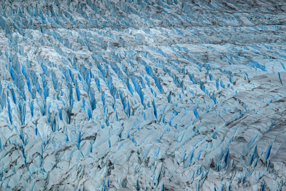 a large group of blue and white rocks