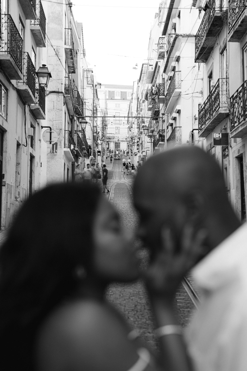 una foto in bianco e nero di un uomo che bacia una donna