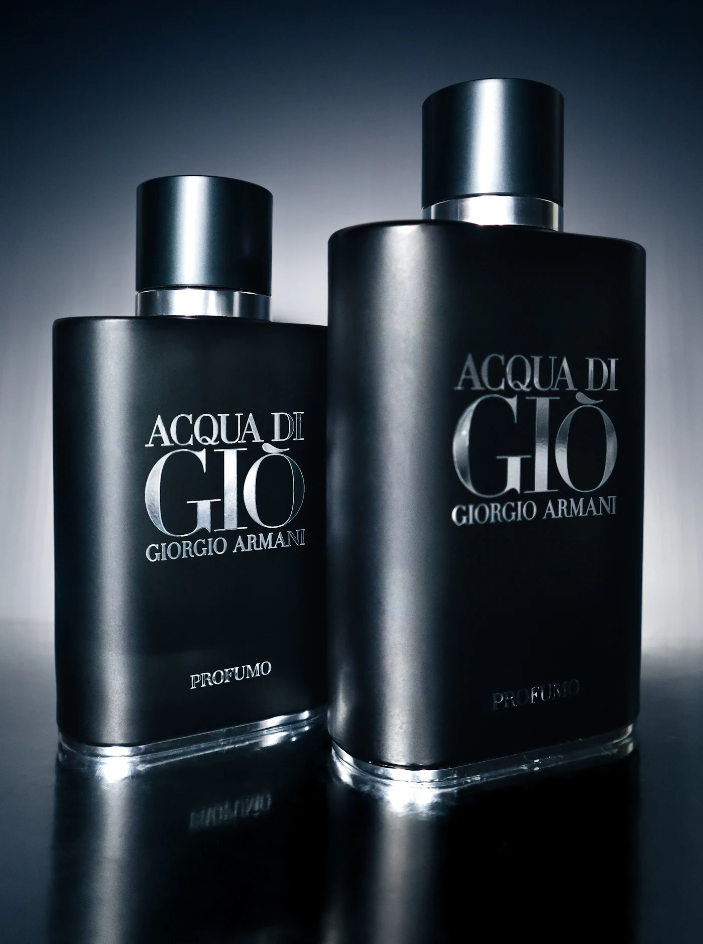 Dos frascos de perfume masculino presentados para regalo