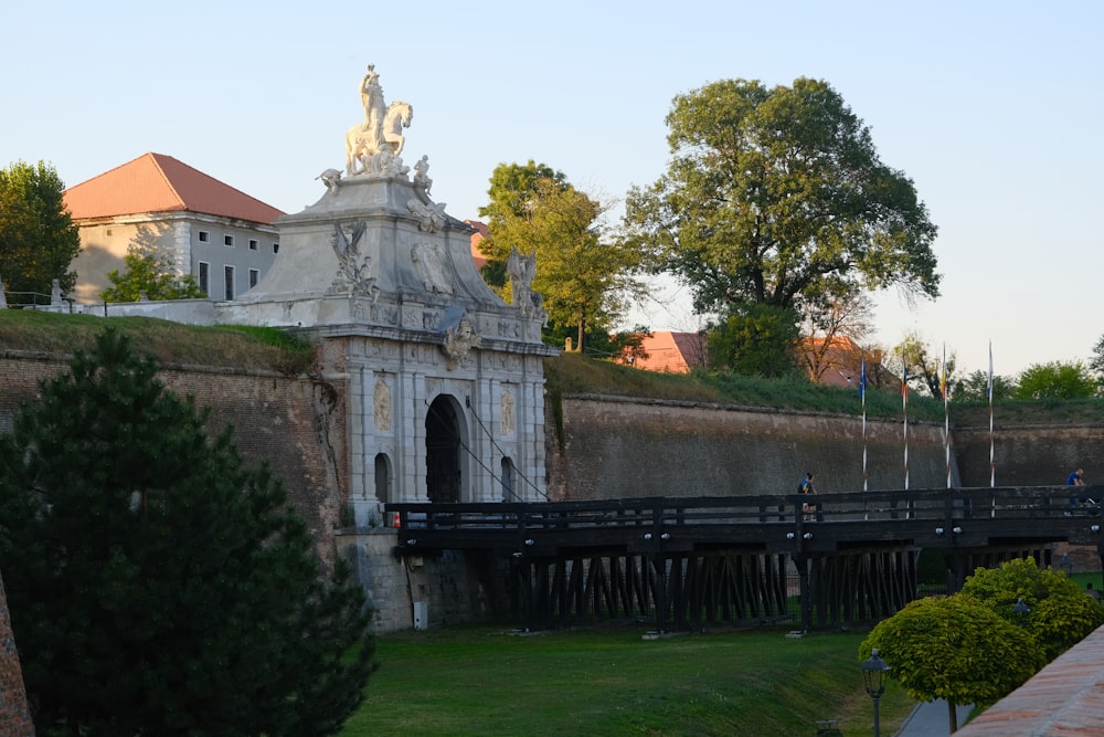 ein großes Gebäude mit einem Glockenturm auf der Spitze