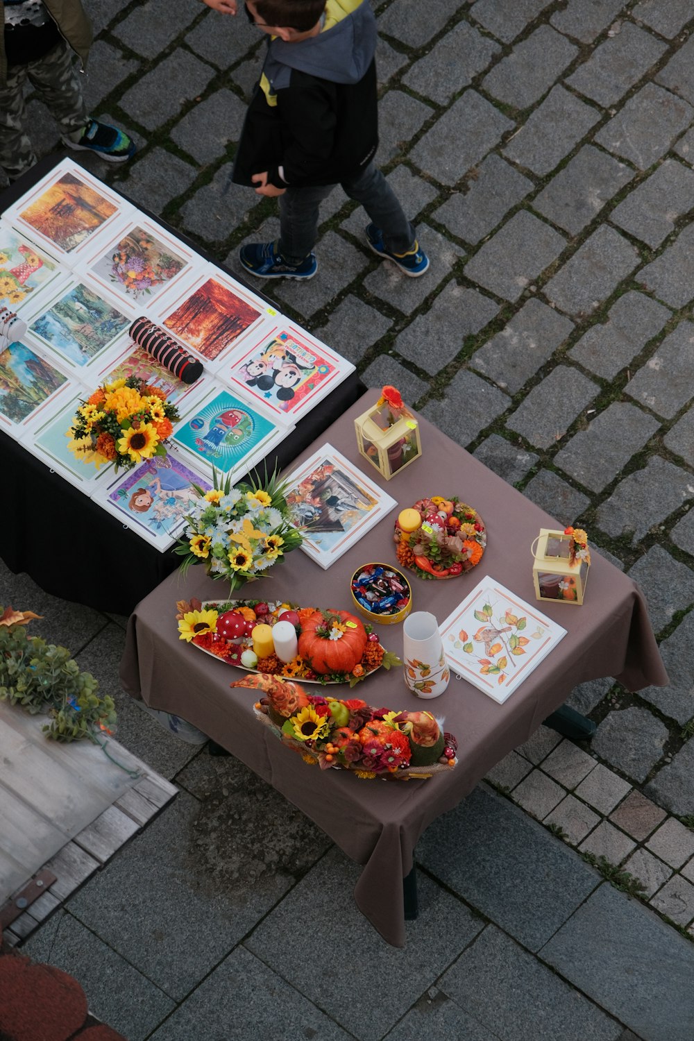 a table that has a bunch of flowers on it