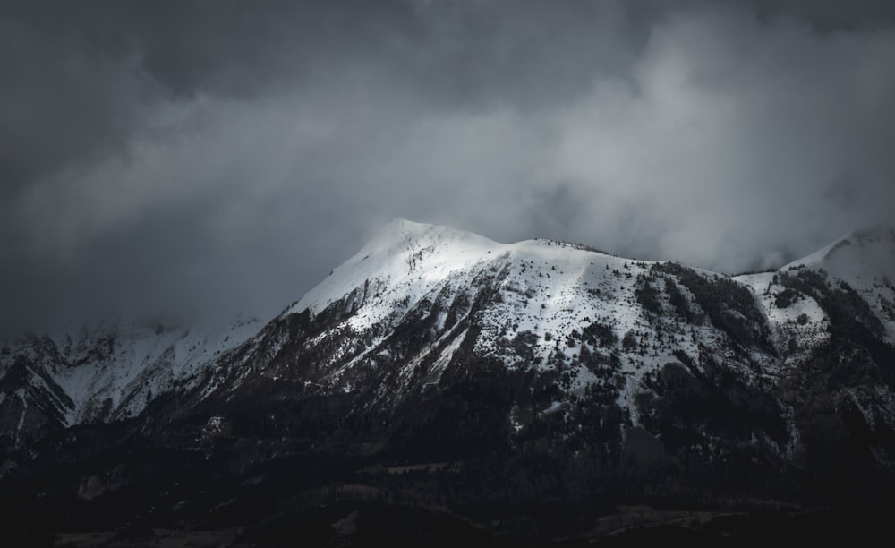 曇り空の下、雪に覆われた山