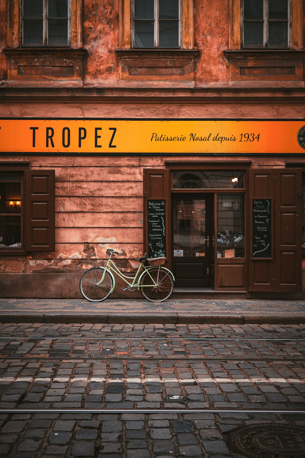 a bike is parked outside of a restaurant