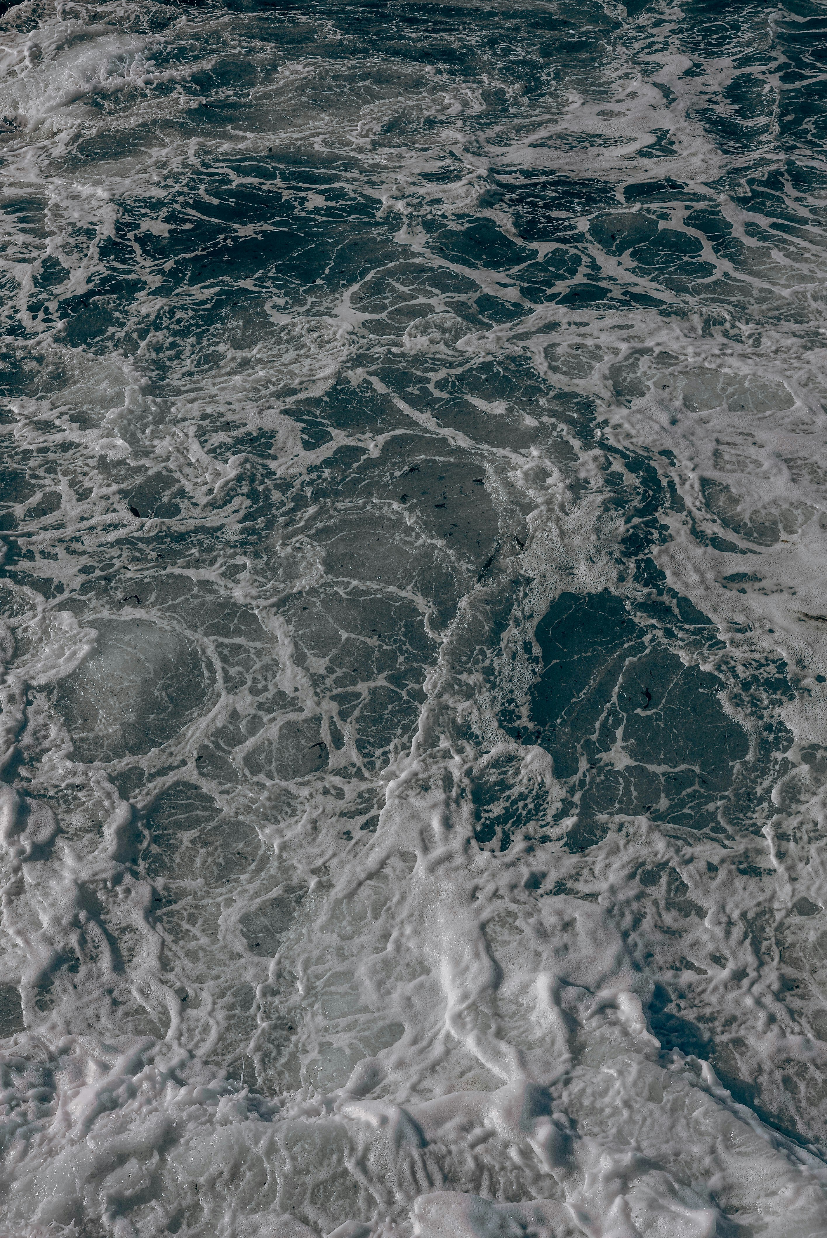 eine Person, die auf einem Surfbrett auf einem Gewässer fährt