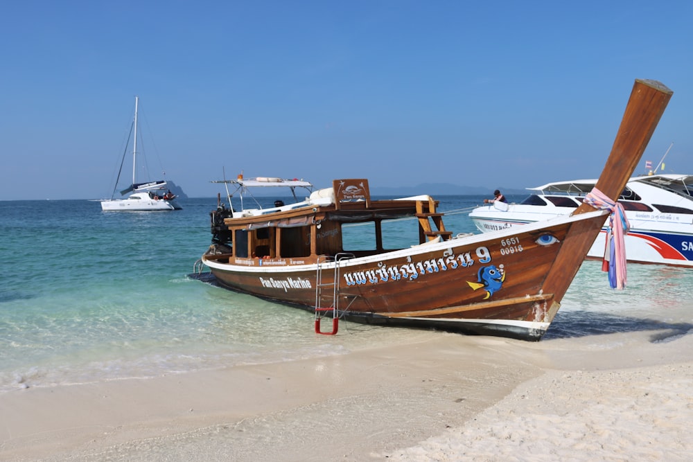 Un barco sentado en la cima de una playa de arena junto al océano