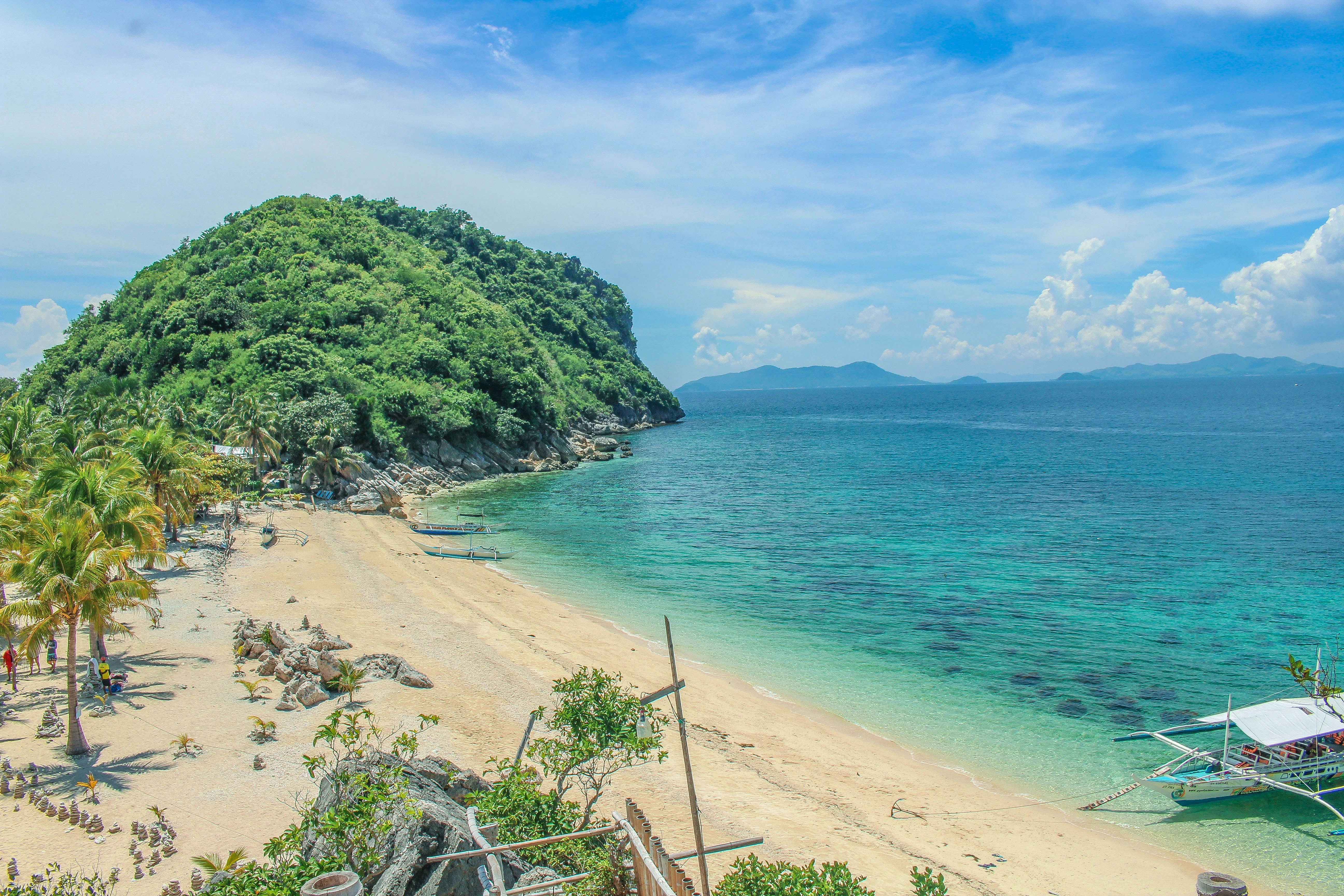 Una barca è ormeggiata sulla riva di una spiaggia tropicale