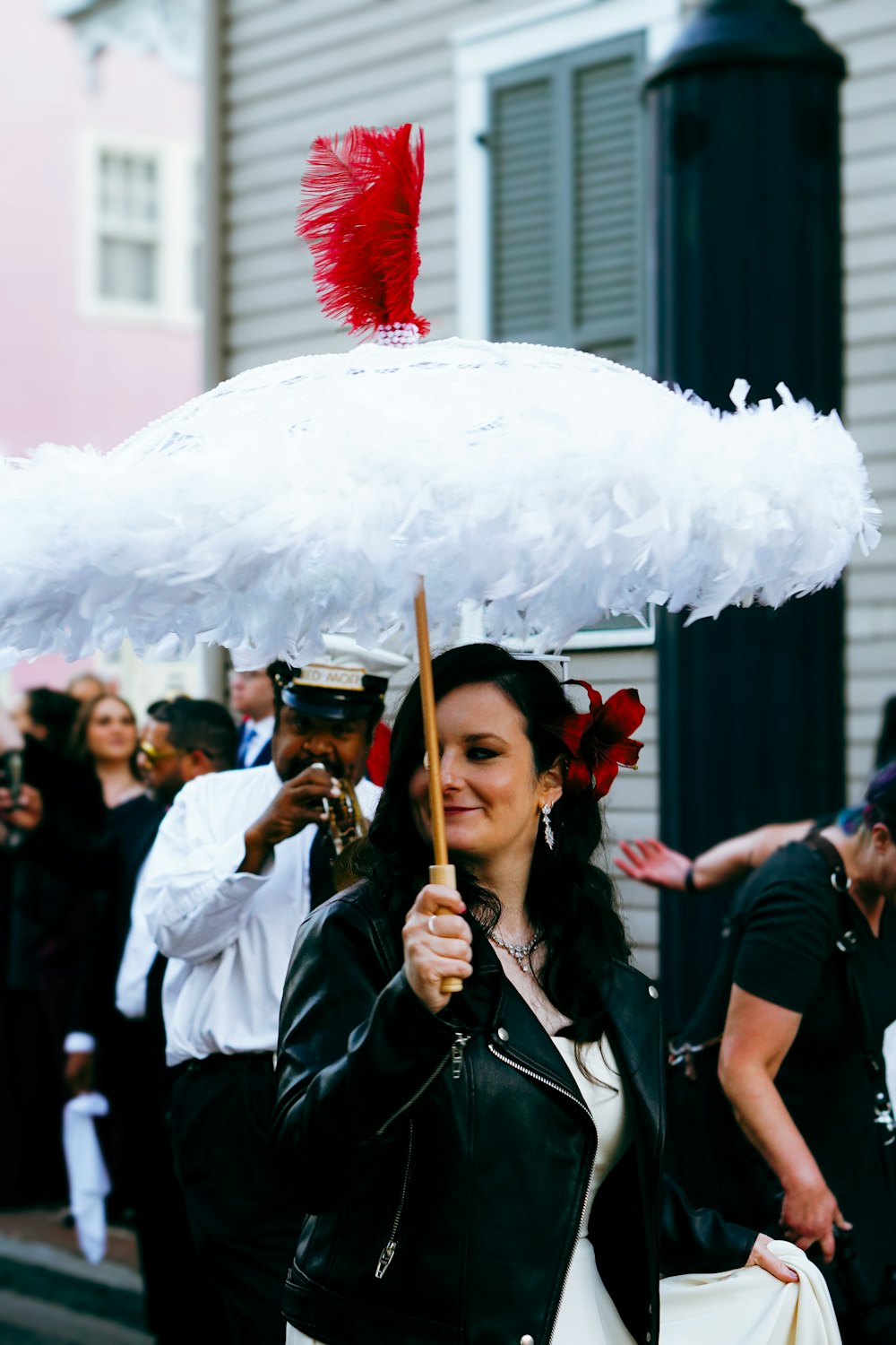 una donna in un vestito bianco che tiene un ombrello