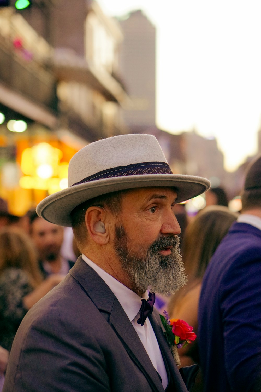 un uomo con la barba che indossa un abito e un cappello