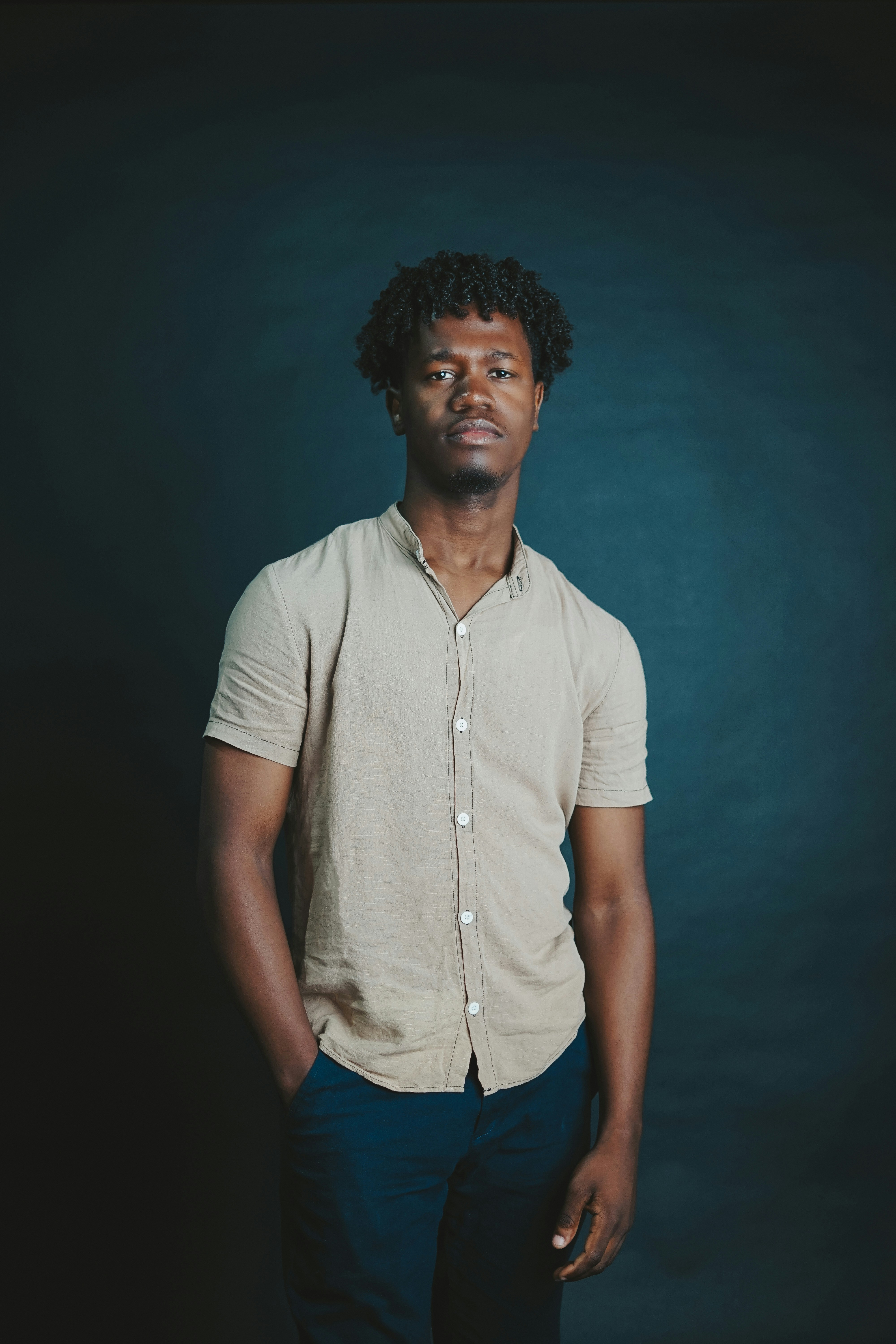 Un hombre de pie con las manos en los bolsillos