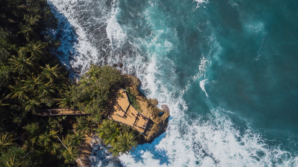 une vue plongeante sur l’océan et une plage