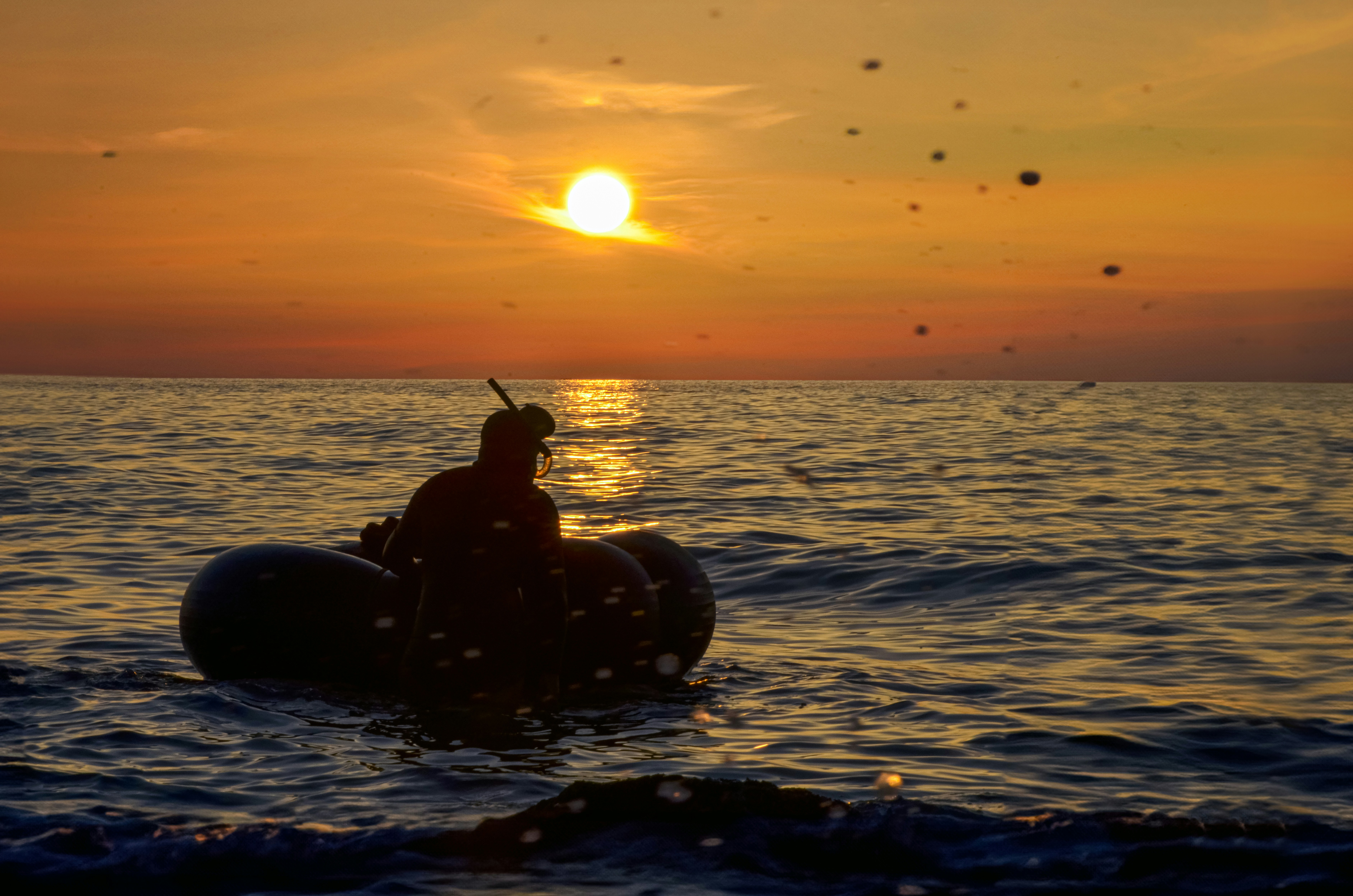 pôr do sol em passeio de moto aquática