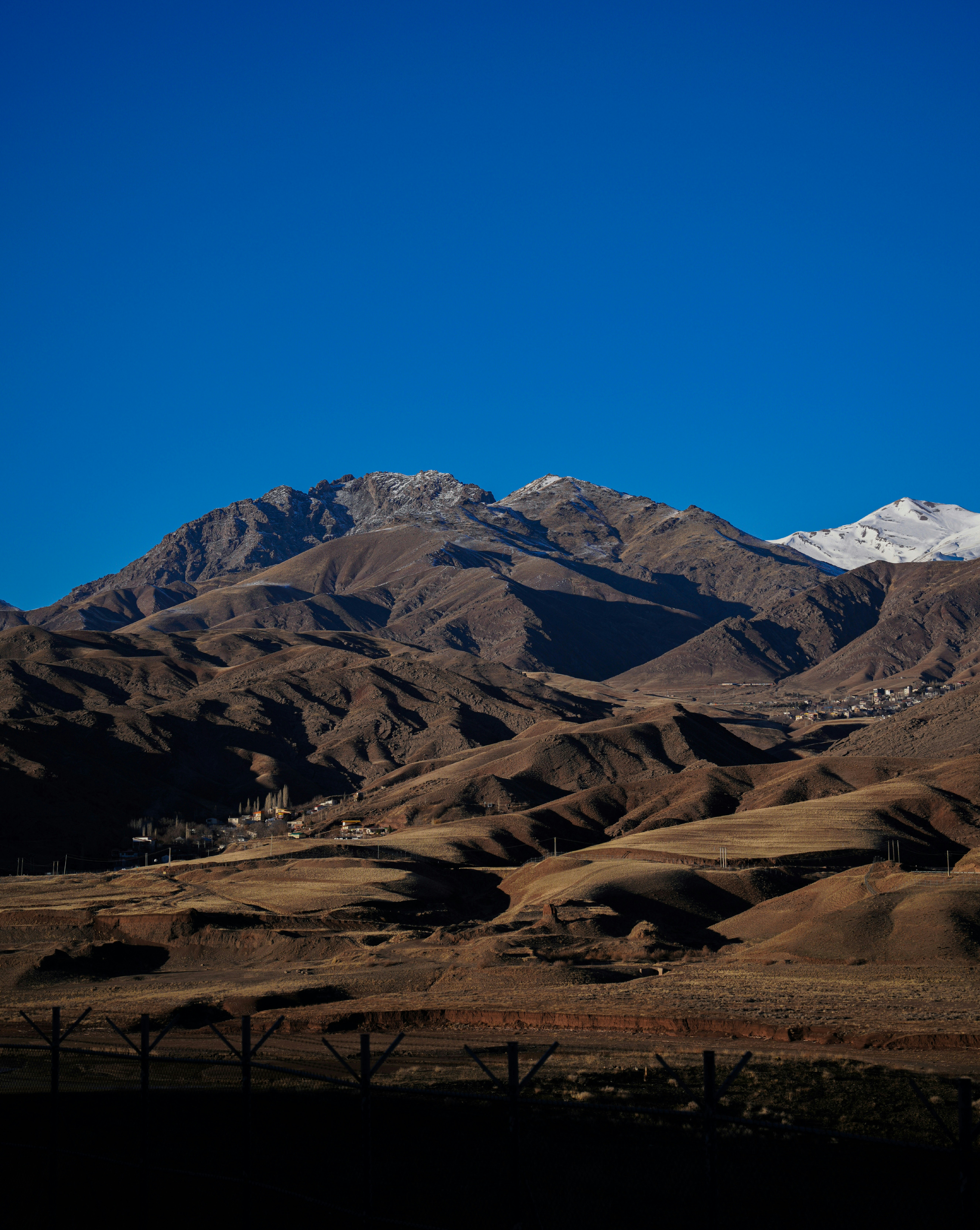 una catena montuosa con montagne innevate sullo sfondo