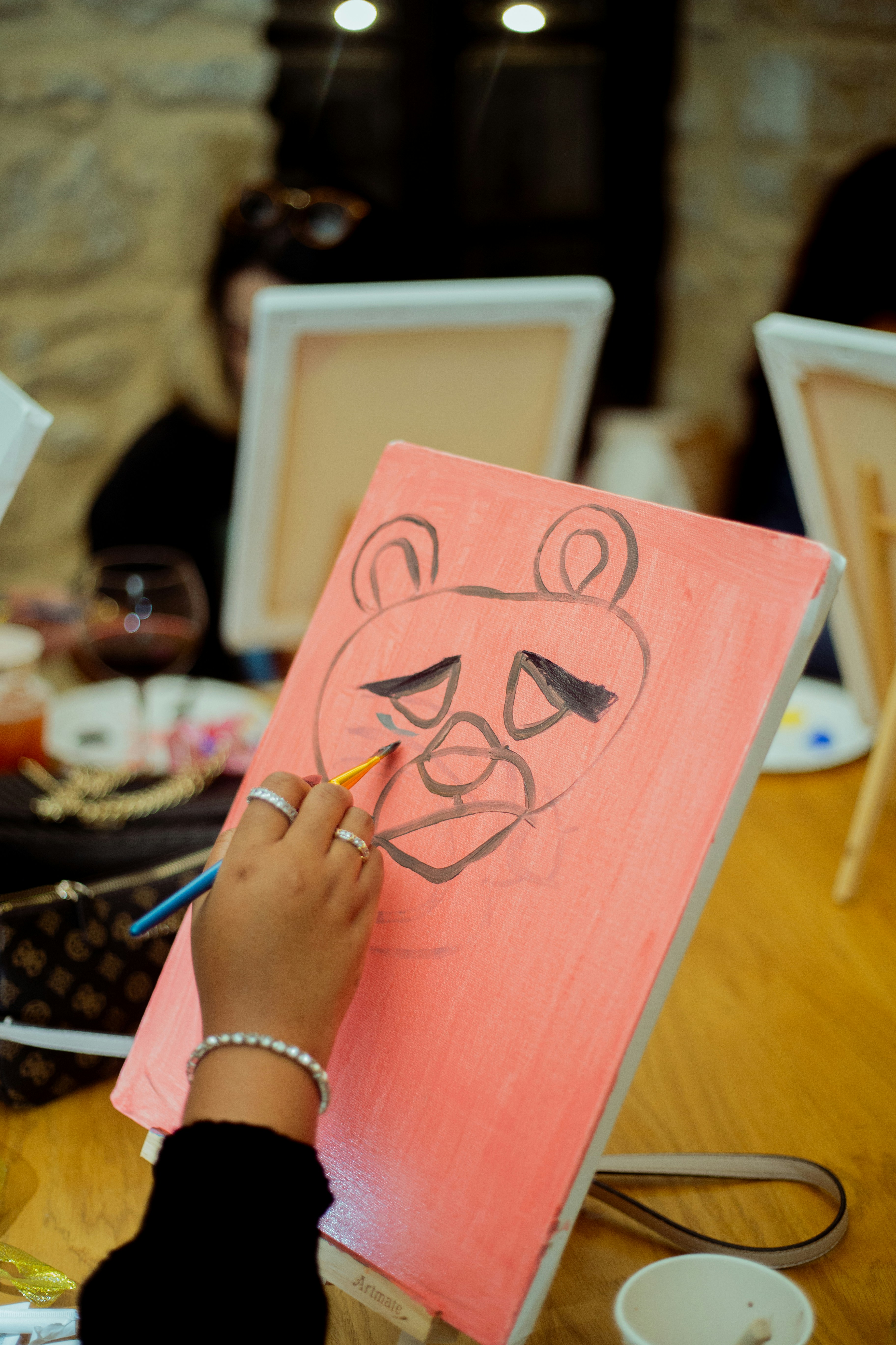 eine Person, die ein Gesicht auf ein Blatt Papier zeichnet