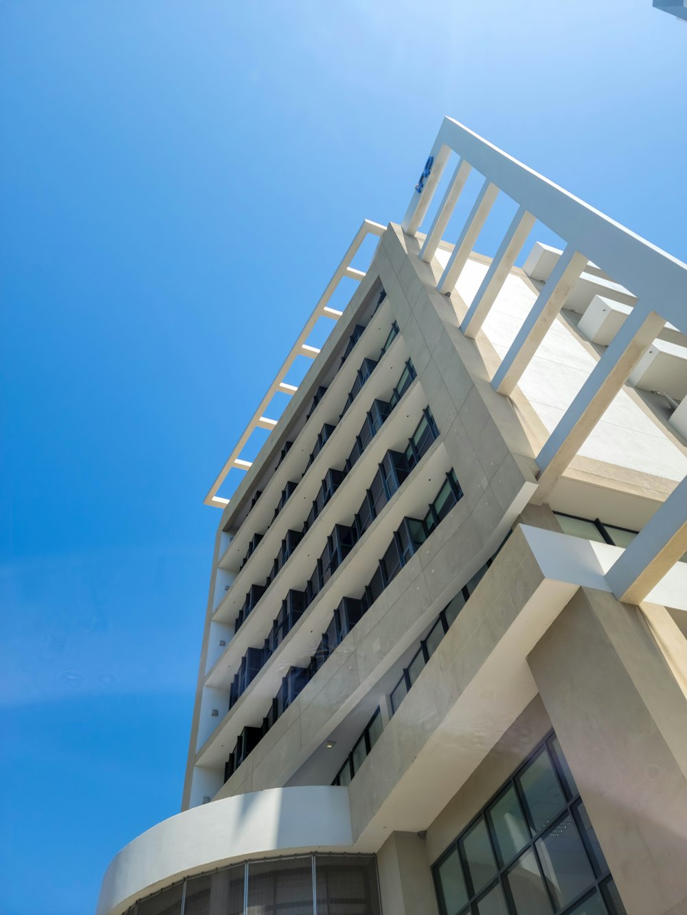 Un edificio alto con balcón blanco y balcones