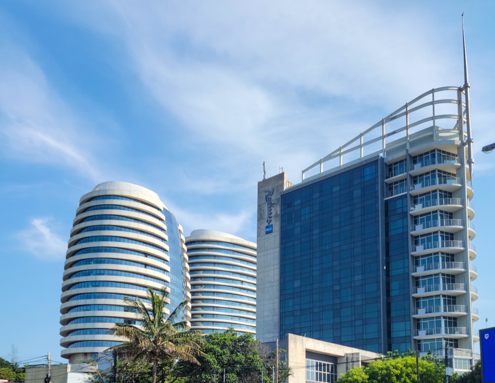 Un edificio alto con un techo curvo junto a otros edificios