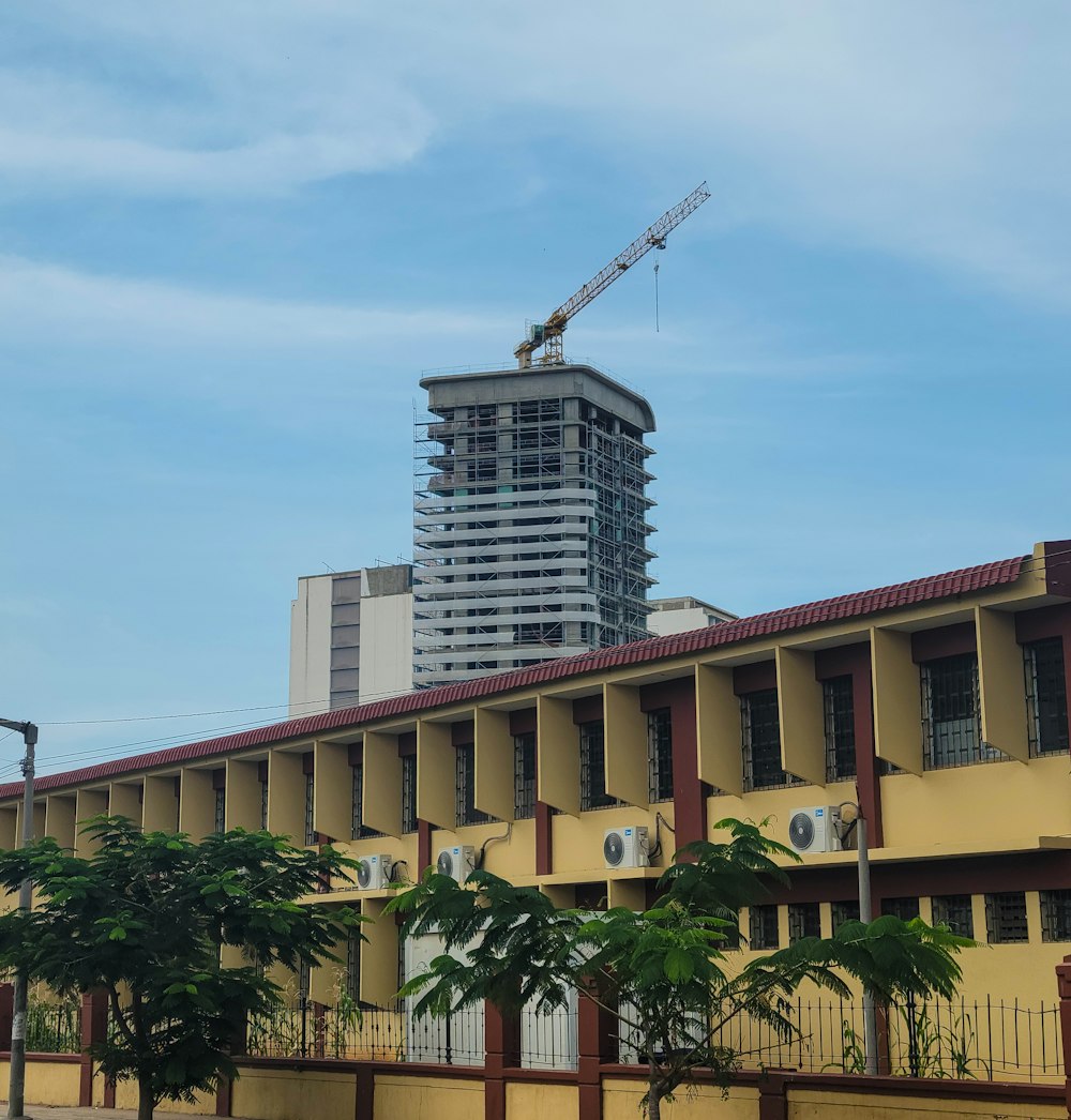 Un gran edificio con una grúa encima