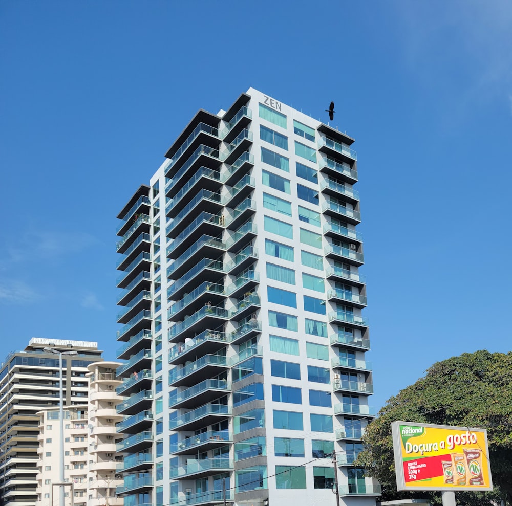 Un edificio alto sentado al lado de un estacionamiento