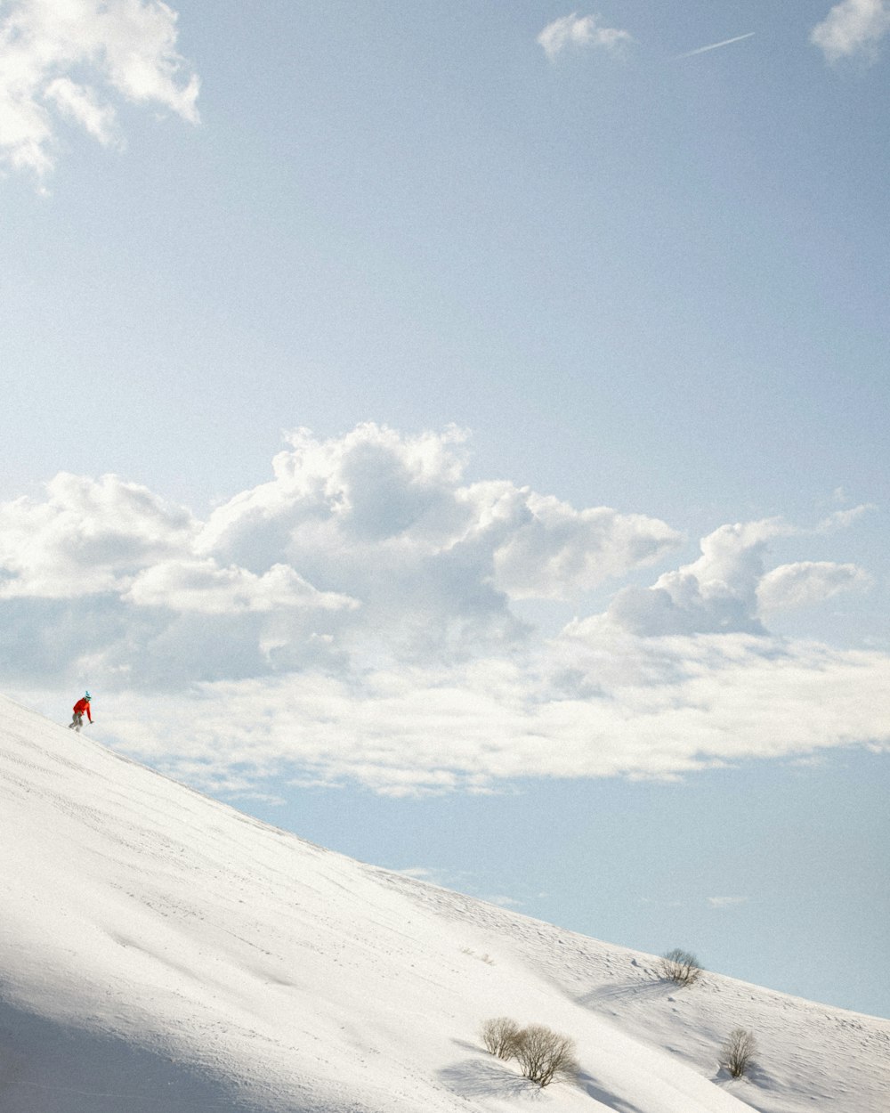 Una persona está esquiando por una colina nevada