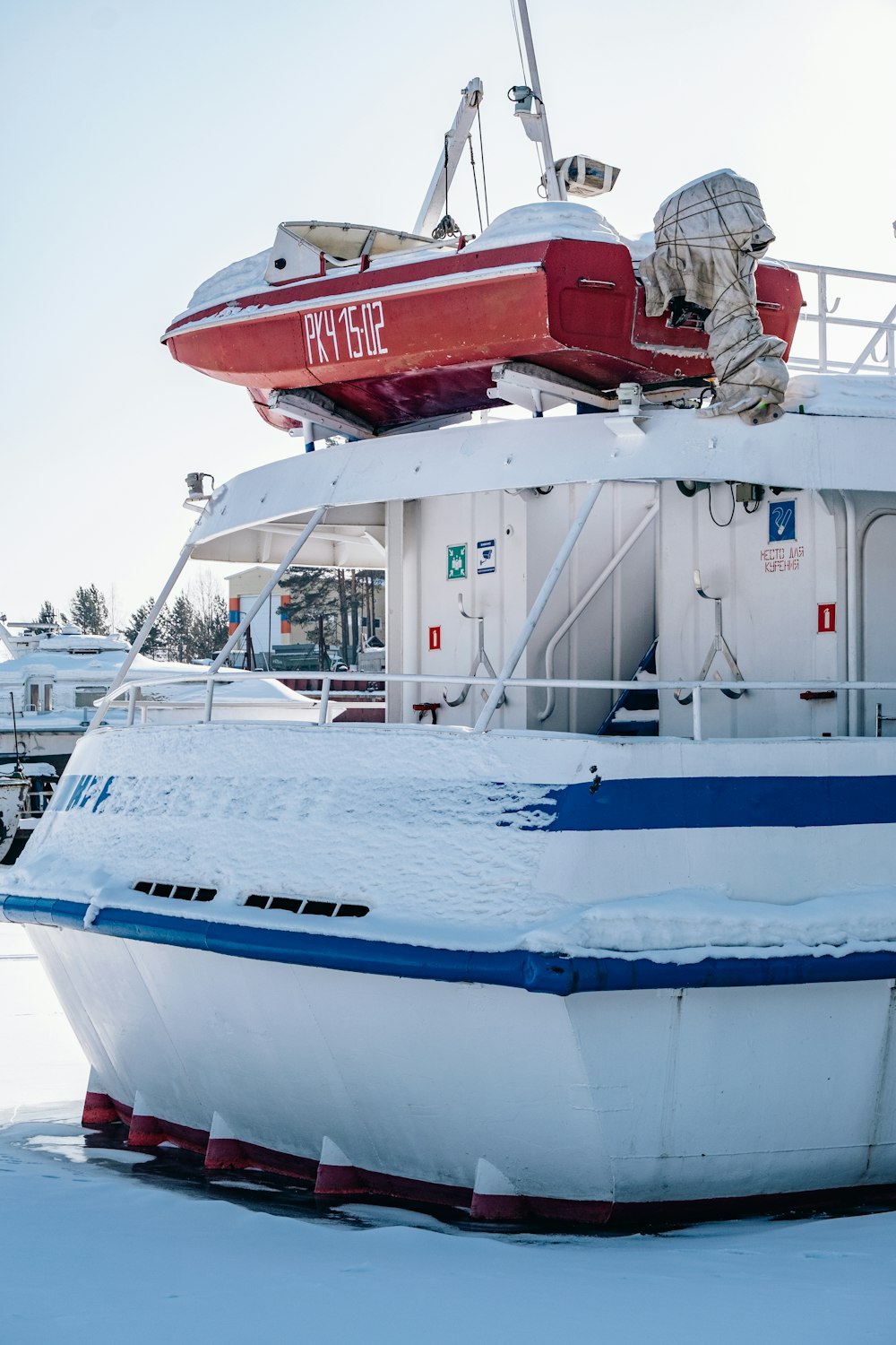 un bateau qui est assis dans la neige